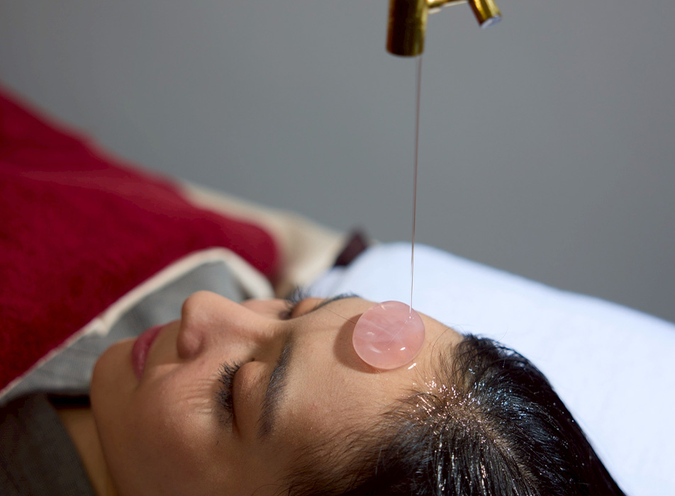 Ashiyu Foot Soak & Refreshing Foot Toner • Shirodhara & Rose Quartz Chakra Therapy • Head & Scalp Massage  7,550 THB | 210 Minutes 8,250 THB | 270 Minutes