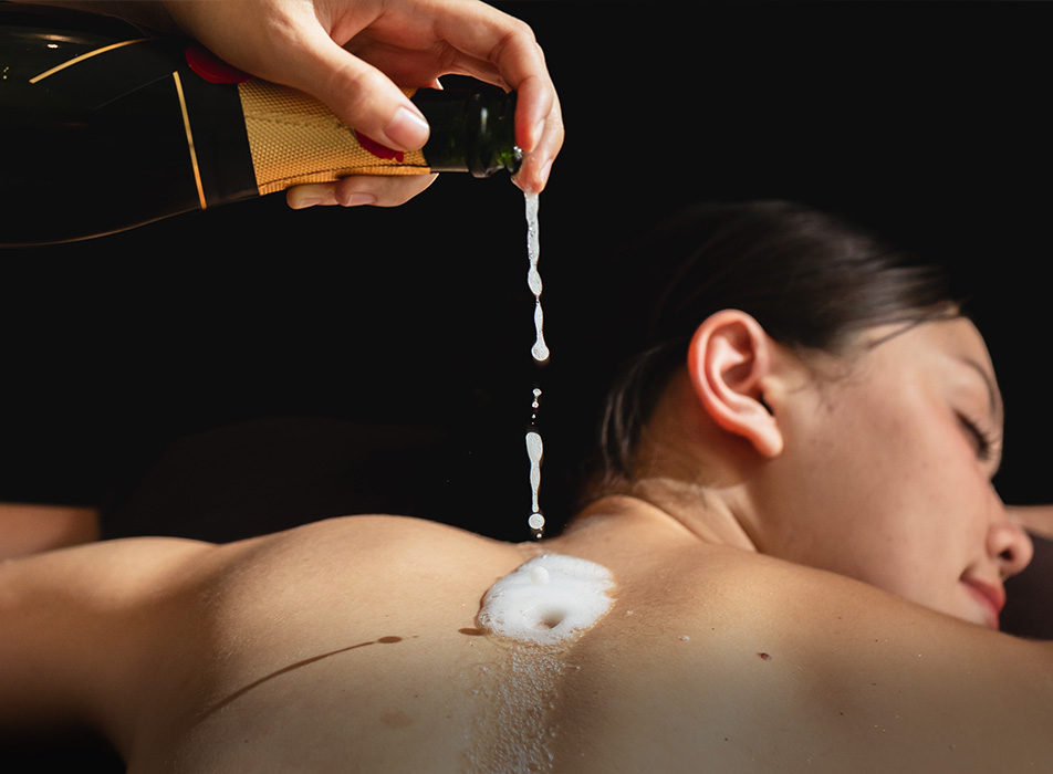 Ashiyu Foot Soak & Refreshing Foot Toner • Duo Herbal Compress with Chamomile Tea & Fresh Milk • Fresh Tangerine with Turmeric Body Scrub  9,900 THB | 210 Minutes 11,900 THB | 240 Minutes