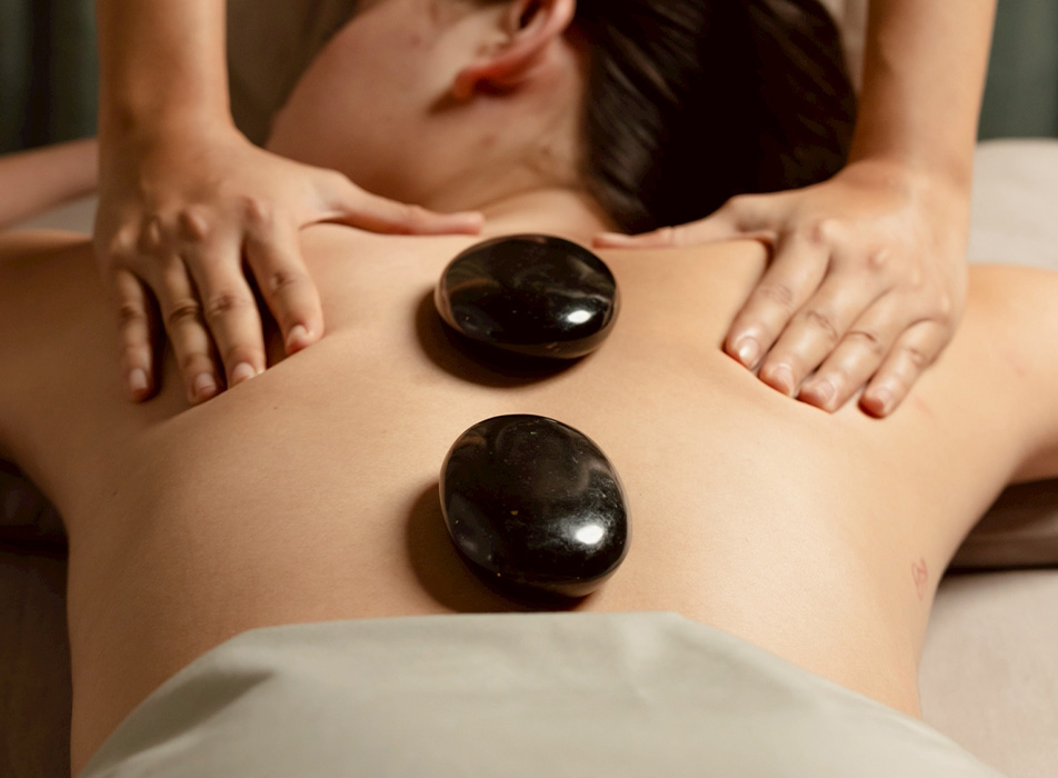 Ashiyu Foot Soak & Refreshing Foot Toner • Gold Leaves and Ginseng Oil Body Cover • Gum Honey Body Scrub 7,550 THB | 210 Minutes 