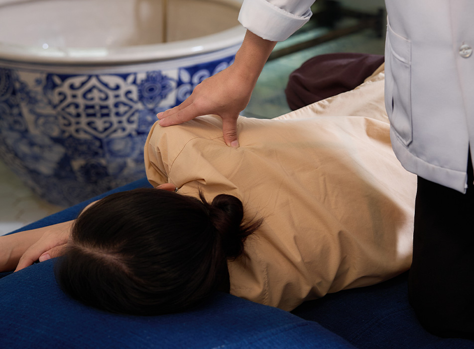 Ashiyu Foot Soak & Refreshing Foot Toner • Divine Siamese Warm Herbal Compress 2,850 THB | 100 Minutes