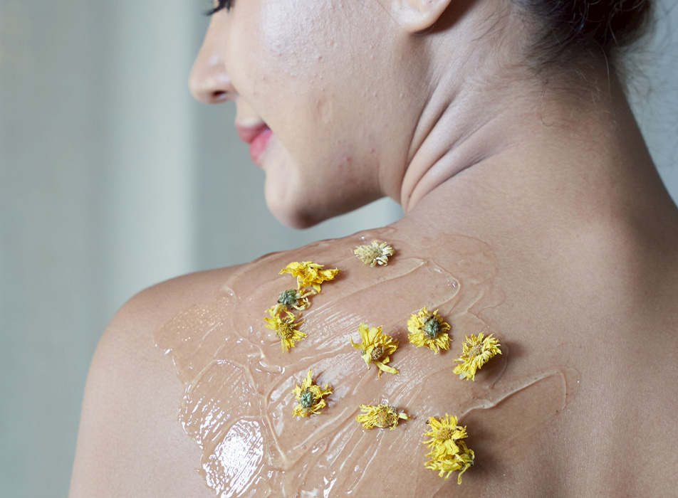 Ashiyu Foot Soak & Refreshing Foot Toner • Body Brushing & Carnation Oil Cover 6,550 THB | 240 Minutes 