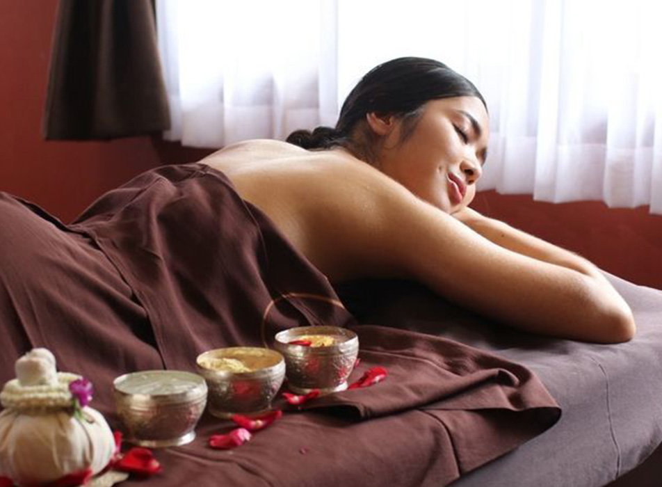 Ashiyu Foot Soak • Warm Oil Stem Rose Body Rub • Himalayan Rose Salt Body Scrub 7,850 THB | 190 Minutes