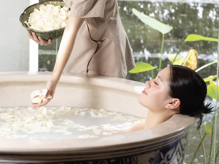 In-Flight Muscle Decompression: Why Authentic Thai Massage Reverses Mid-Air Posture Stiffness